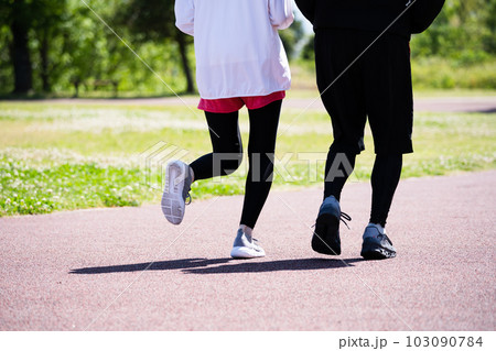 公園でランニング中のカップルの足元 103090784