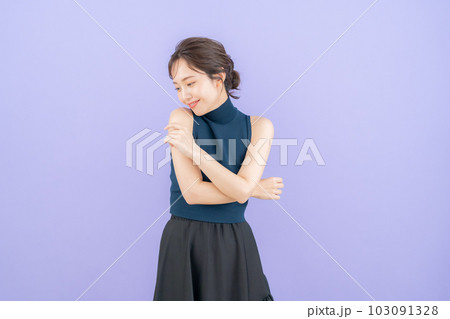 パープルバックでスキンケアをする若い女性 103091328
