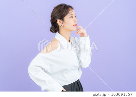 パープルバックでスキンケアをする若い女性 パープルバックでスキンケアをする若い女性 103091357