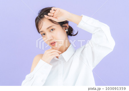 パープルバックでスキンケアをする若い女性 パープルバックでスキンケアをする若い女性 103091359