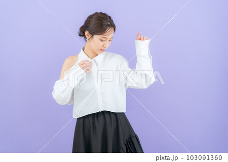 パープルバックでスキンケアをする若い女性 パープルバックでスキンケアをする若い女性 103091360