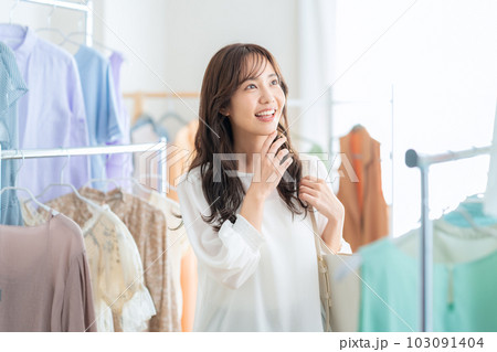 お店でショッピングをする若い女性 103091404