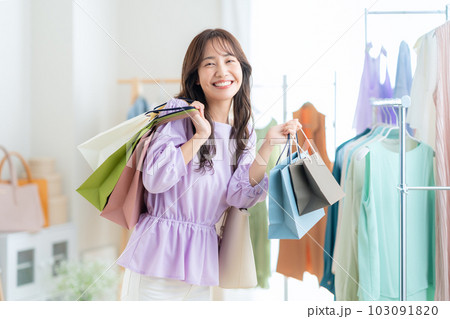 お店でショッピングをする若い女性 103091820