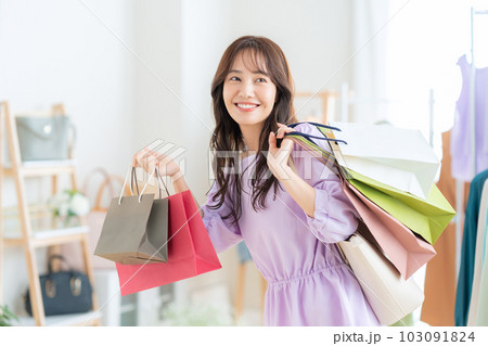 お店でショッピングをする若い女性 103091824