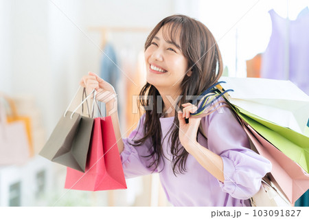 お店でショッピングをする若い女性 103091827