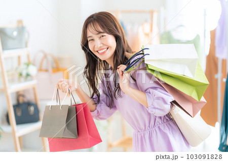 お店でショッピングをする若い女性 103091828