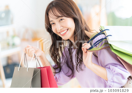 お店でショッピングをする若い女性 103091829