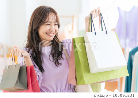 お店でショッピングをする若い女性 103091831