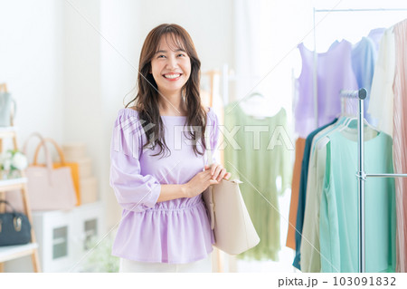 お店でショッピングをする若い女性 103091832