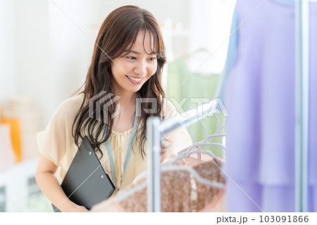 アパレルショップで働く若い女性の店員 アパレルショップで働く若い女性の店員 103091866