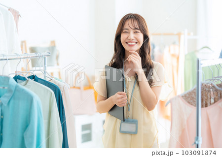 アパレルショップで働く若い女性の店員 アパレルショップで働く若い女性の店員 103091874