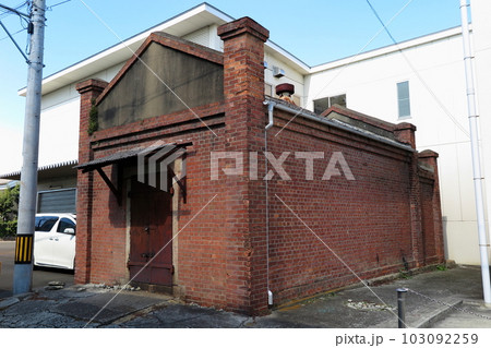 網干の街角で見かけた、古いレンガ倉庫 103092259