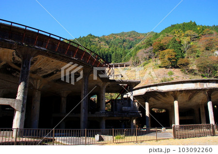 明延鉱山・神子畑選鉱場跡の巨大なシックナー遺構 明延鉱山・神子畑選鉱場跡の巨大なシックナー遺構 103092260