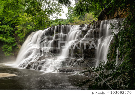 栃木県那須烏山市　新緑の龍門の滝 103092370