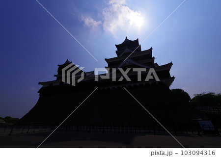 修復を行う熊本城の風景 103094316