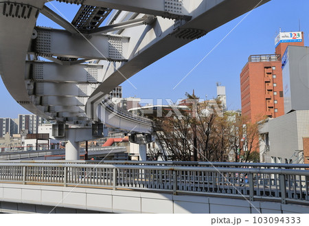 小倉北区中心部の街並み（モノレールと歩道橋の立体交差） 103094333