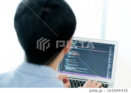 システムメンテナンスをする男性 103094438