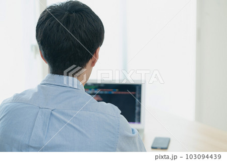 システムメンテナンスをする男性 103094439