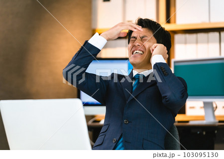 トラブル発生にショックを受けるビジネスマン 103095130