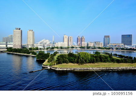 レインボーブリッジから見るお台場海浜公園の風景 レインボーブリッジから見るお台場海浜公園の風景 103095156