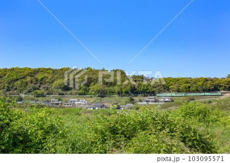 新緑の山里を走る「ゆふいんの森」 103095571