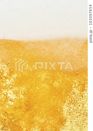 グラスに注がれた生ビール、クローズアップ 103097654