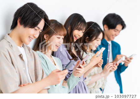 スマホを見る若い男女 スマホを見る若い男女 103097727