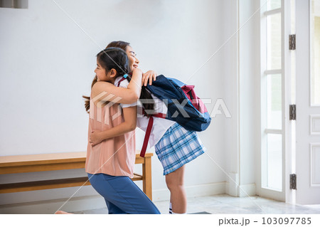 Loving mother and schoolgirl with backpack...の写真素材 [103097785 ...