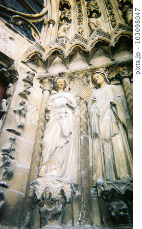 フランス　ランス・ノートルダム大聖堂の天使の彫像　2002年10月 103098047