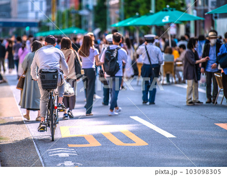 日本の東京都市景観 5類移行から2週間近く…銀座ホコ天でもマ無しの方が増…唖然・自転車…＝5月21日 103098305