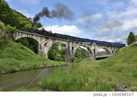 JR釜石線　宮守川橋梁 (めがね橋)を渡る　SL銀河号 103098327