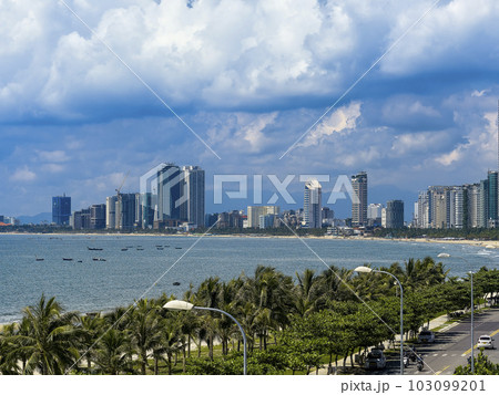 ベトナム・ダナン 青い海の広がるミーケービーチと高層ビル群 / Da Nang, Vietnam 103099201