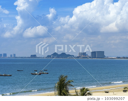 ベトナム・ダナン 青い海の広がるミーケービーチ / My Khe Beach, Da Nang ベトナム・ダナン 青い海の広がるミーケービーチ / My Khe Beach, Da Nang 103099207