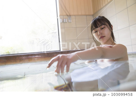 内風呂に入る若い女性 103099458