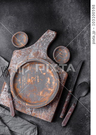 Empty wooden plate, knife, fork and cutting board 103100598
