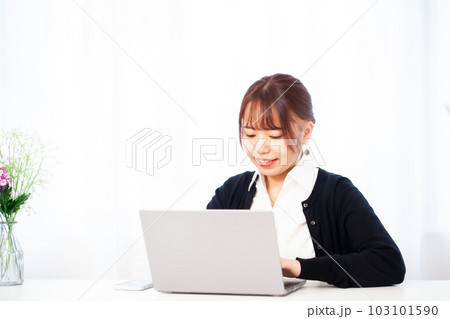 女性クリエイター 103101590
