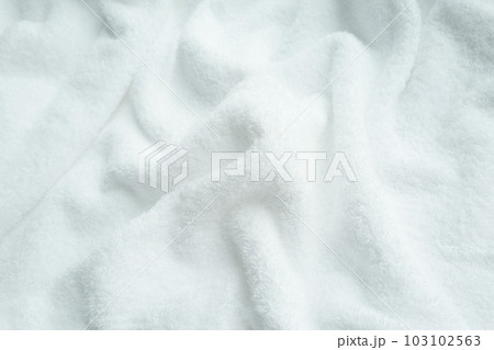 上質な無地の白いタオル生地の背景･テクスチャの素材 - くしゃくしゃのバスタオルやブランケットの表面 103102563