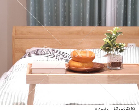 ベッドの上で使えるテーブル　〜table for bed 103102565