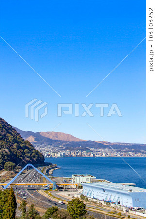 別府湾と別府市街地を背景にしたうみたまご 103103252