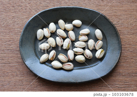 陶器の器とピスタチオ 103103678