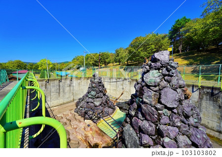 北海道芦別市の旭ヶ丘公園 動物エリア サル山 北海道芦別市の旭ヶ丘公園 動物エリア サル山 103103802