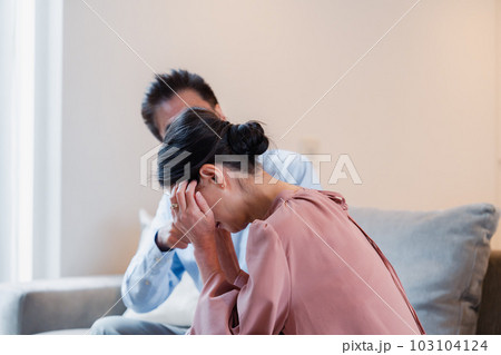 家で喧嘩をするシニアの夫婦 家で喧嘩をするシニアの夫婦 103104124