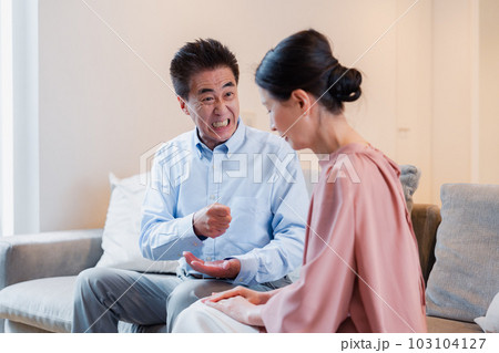 家で喧嘩をするシニアの夫婦 家で喧嘩をするシニアの夫婦 103104127