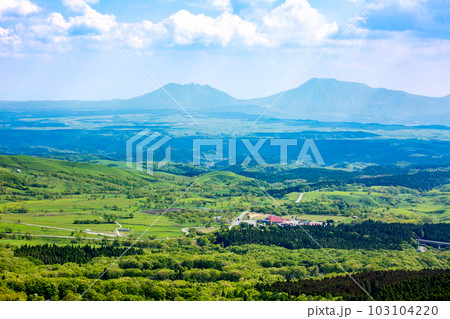 やまなみハイウェイ展望台から見た瀬の本高原と阿蘇山 103104220