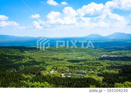 やまなみハイウェイ展望台から見た瀬の本高原と阿蘇山 103104230