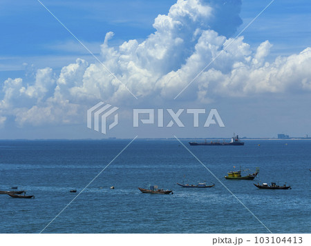 ベトナム・ダナンの青い海と白い雲 /  Da Nang, Vietnam 103104413