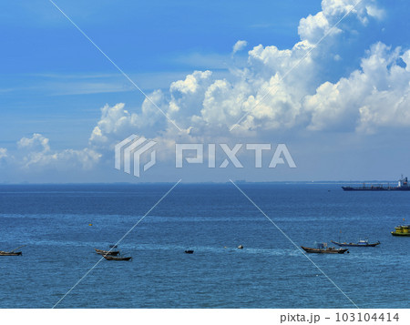 ベトナム・ダナンの青い海と白い雲 / Da Nang, Vietnam ベトナム・ダナンの青い海と白い雲 / Da Nang, Vietnam 103104414