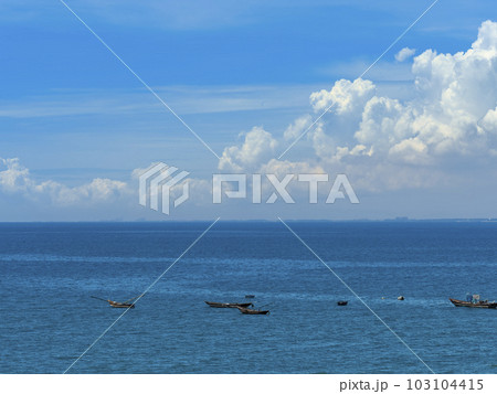 ベトナム・ダナンの青い海と白い雲 / Da Nang, Vietnam ベトナム・ダナンの青い海と白い雲 / Da Nang, Vietnam 103104415
