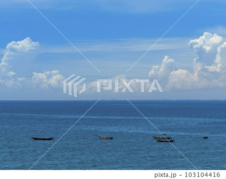 ベトナム・ダナンの青い海と白い雲 /  Da Nang, Vietnam 103104416