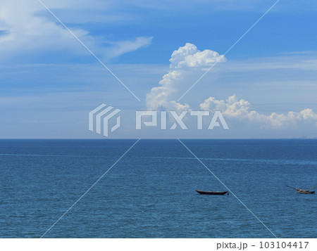 ベトナム・ダナンの青い海と白い雲 / Da Nang, Vietnam ベトナム・ダナンの青い海と白い雲 / Da Nang, Vietnam 103104417